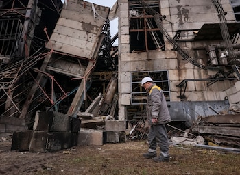 Un empleado camina en una