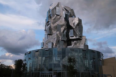 El trabajo de Frank Gehry en Luma Arles es la culminación de un centro cultural masivo en Francia. El edificio central es la Torre Luma, una estructura de 56 metros de altura diseñada para albergar galerías de arte, talleres y archivos de investigación. 