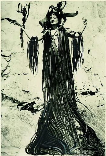 Maruja Mallo, Autorretrato con manto