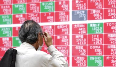 Las acciones asiáticas registran leves ganancias; el bitcoin vuelve a caer