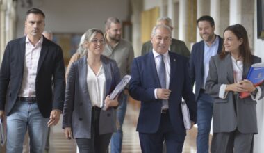 La madre de una presunta víctima de José Tomé: «Le preguntó si estaba dispuesta a todo, ella le dijo que no y él le dijo 'si quieres una plaza te tienes que acostar conmigo'» - La Voz de Galicia