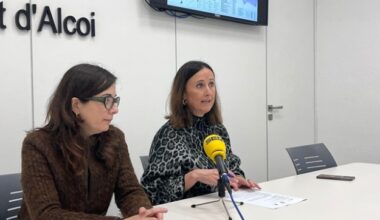 La concejala Aroa Mira con la técnica Piedad España en rueda de prensa