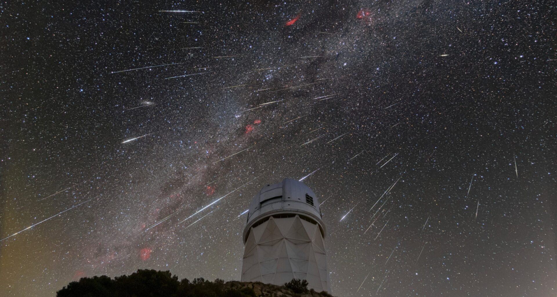 Fragmentos del asteroide 3200 Phaethon dan origen a la luminosidad y los colores de las Gemínidas. (NOIRLab de NSF/AP)