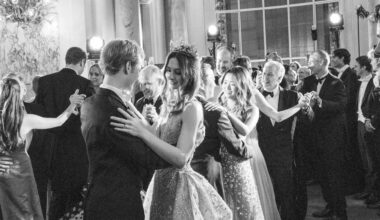 Le Bal en imágenes: Eulalia de Orleans-Borbón, Carolina Lansing (nieta de Carolina Herrera) o Eliza Lindroth debutan en el gran baile de París con el fotógrafo Jonathan Becker de testigo