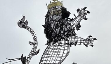 Un león rampante corona la nueva rotonda del Puente de los Leones