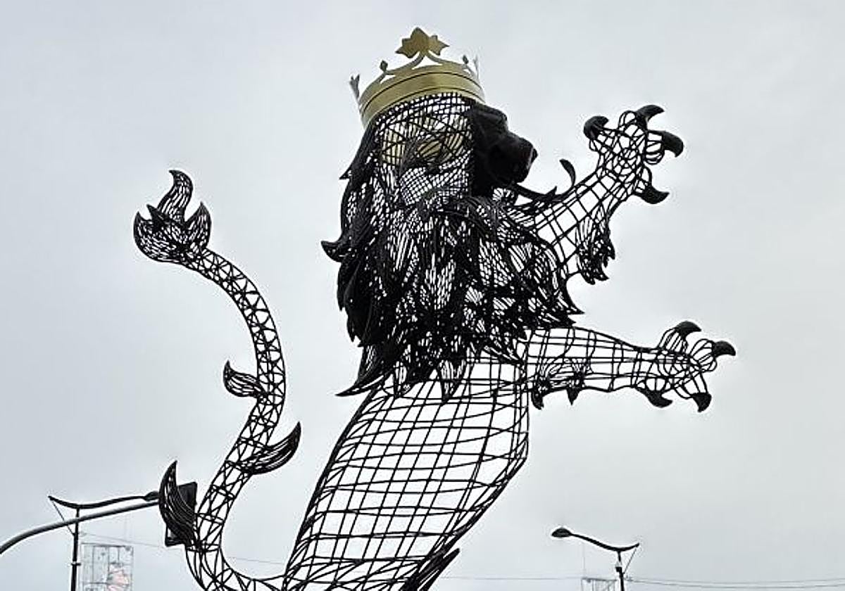Un león rampante corona la nueva rotonda del Puente de los Leones