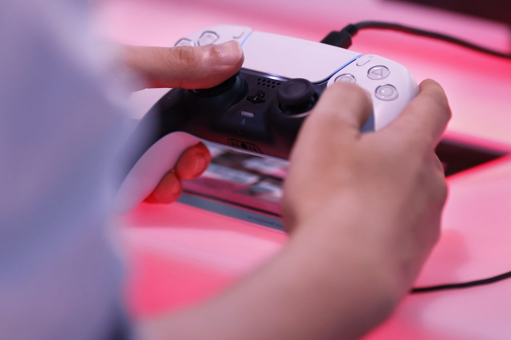 Joven juega videojuegos. Joven juega videojuegos.