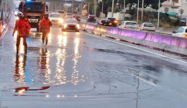 Efectivos de la dotación de Estepona del Consorcio Provincial de Bomberos han actuado en la A-7 a requerimiento de la Guardia Civil para limpiar las rejilla de pluviales ante la tromba de agua (CPB).