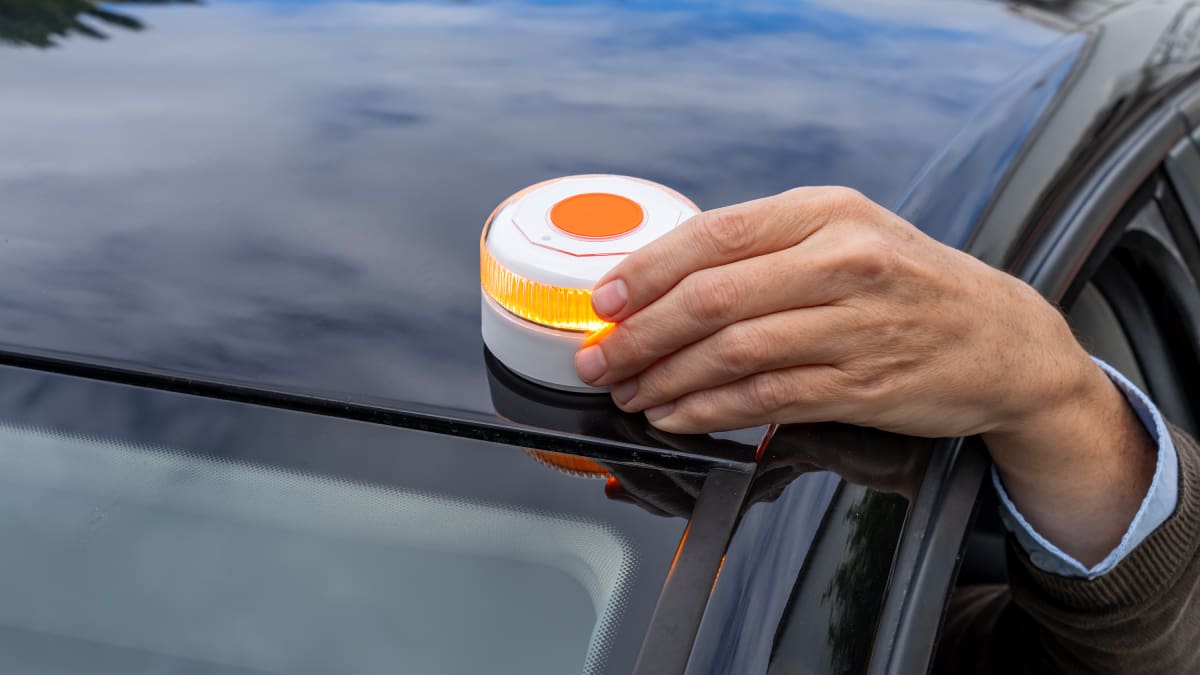 Facua denuncia a Amazon, AliExpress y Leroy Merlin por vender balizas no homologadas por la DGT pese a que ponen que sí | Economía y negocios