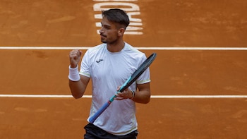 Puño apretado de Navone frente