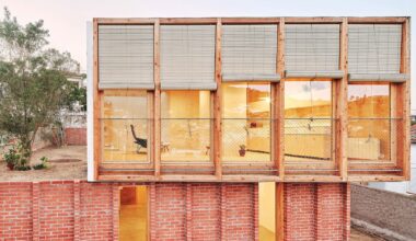 «Casa sobre un zócalo de ladrillo» de Ágora Arquitectura premio APE Grupo Architecture Awards