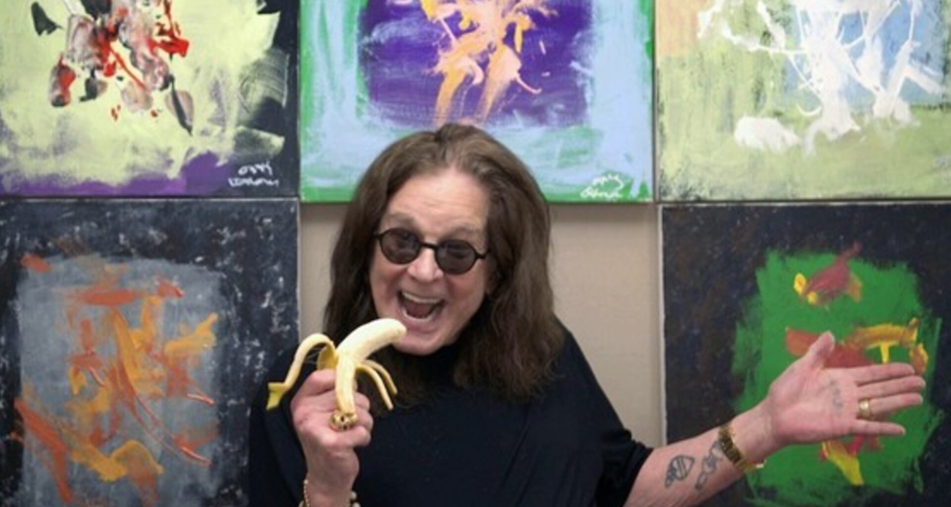 una colección de cuadros pintados junto a chimpancés