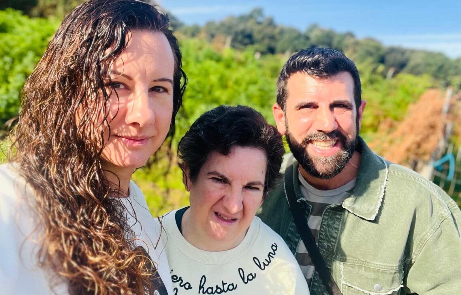 Una mujer con discapacidad intelectual con sus hermanos