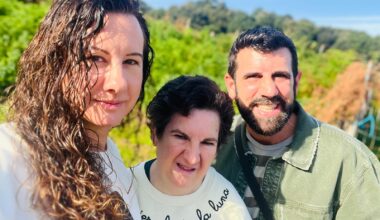 Una mujer con discapacidad intelectual con sus hermanos