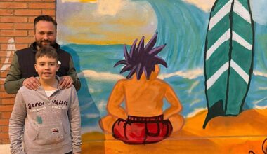 Santa Marta de Tormes suma un nuevo mural a su galería urbana con la obra de jovencísimo Leo Fraile «Días de playa»