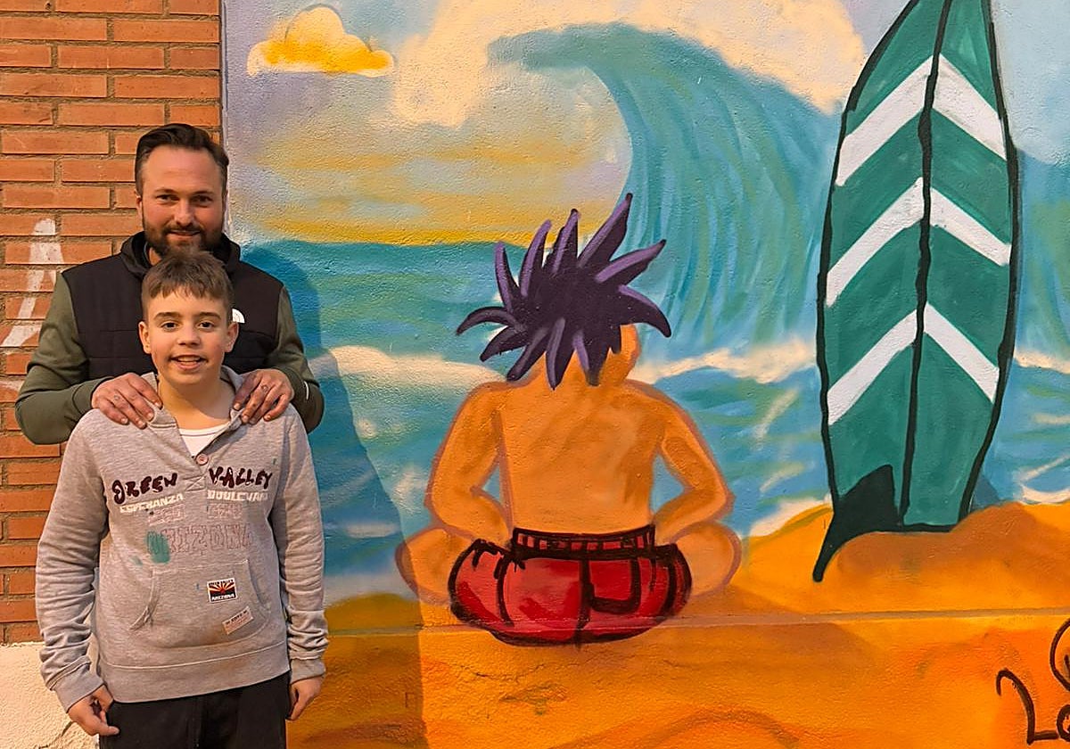 Santa Marta de Tormes suma un nuevo mural a su galería urbana con la obra de jovencísimo Leo Fraile «Días de playa»