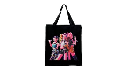 Regalos guerreras kpop sobre fondo blanco.