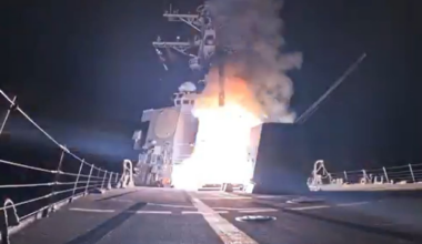 Vídeo publicado por el Departamento de Guerra de Estados Unidos del momento del lanzamiento de uno de los proyectiles contra suelo nigeriano esta madrugada