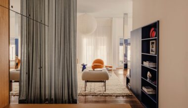 Casas pequeñas: lo mejor de este piso de 70 m2 no es su estilo moderno y urbano, es la solución mágica para ampliar almacenaje (y para habitaciones sin ventanas)