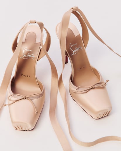 Uno de los zapatos diseñados para el último espectáculo de Christian Louboutin: mitad salón, mitad zapato de bailarina, aderezado con suela roja y con un tacón, sello de la casa.