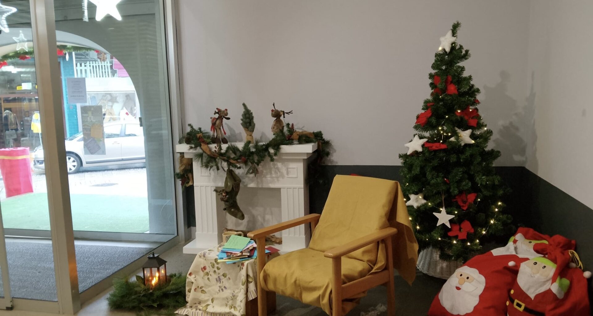 Todo listo en la Plaza de Abastos para celebrar este fin de semana el Mercado de Nadal, con 16 puestos de venta y actividades para toda la familia