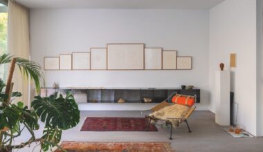 Una galerista convierte esta casa blanca y en constante cambio en su credo personal: “Si no defines la función de un espacio, está abierto a cualquier posibilidad”