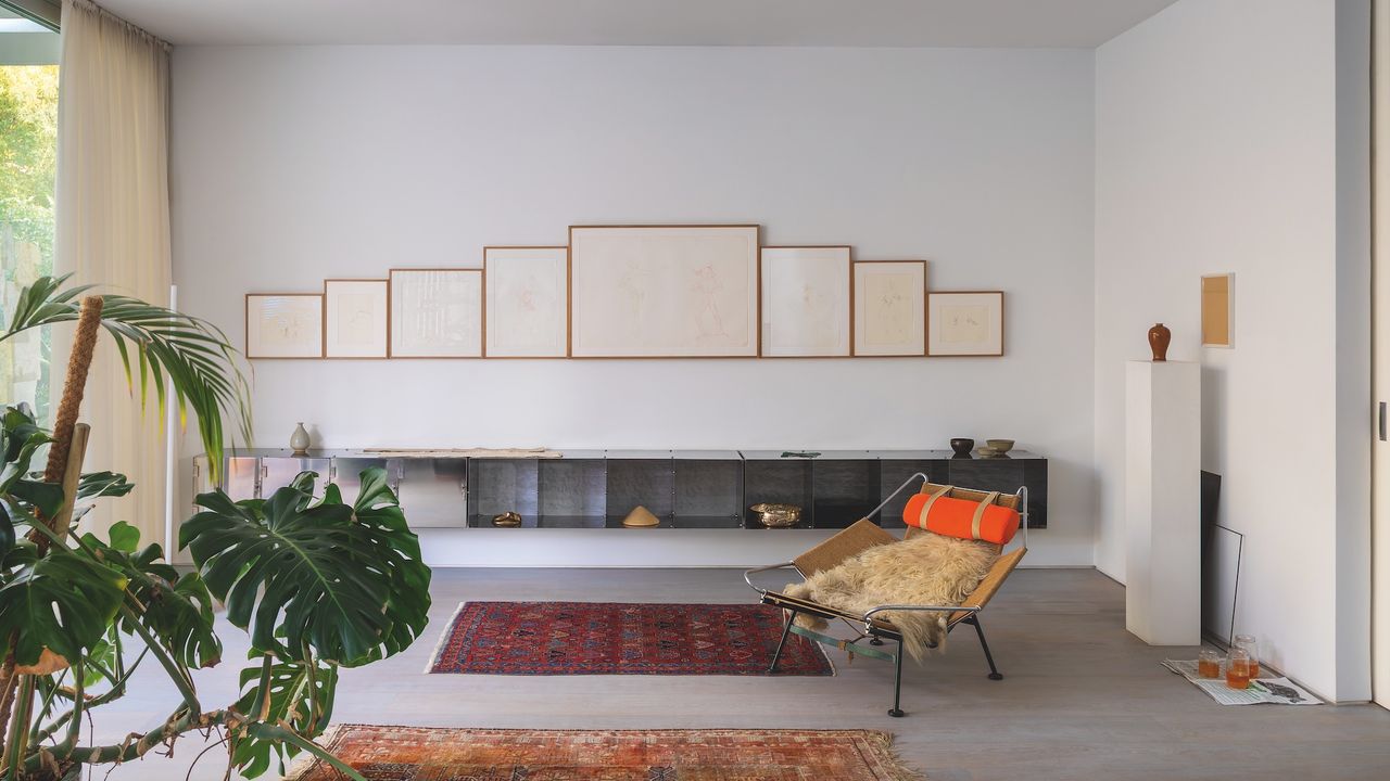 Una galerista convierte esta casa blanca y en constante cambio en su credo personal: “Si no defines la función de un espacio, está abierto a cualquier posibilidad”