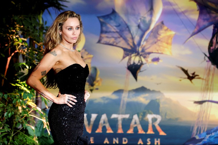 Miley Cyrus coescribió el tema central del filme y lo canta, en la premiere. Foto Reuters