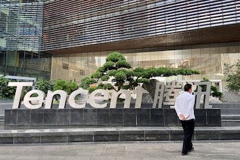 Un hombre camina fuera de