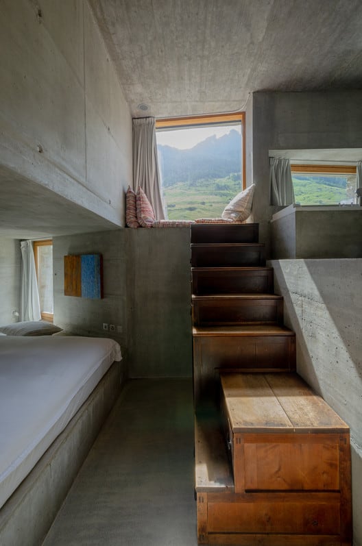 Con aproximadamente 200 m², tiene capacidad para alojar a unas diez personas.