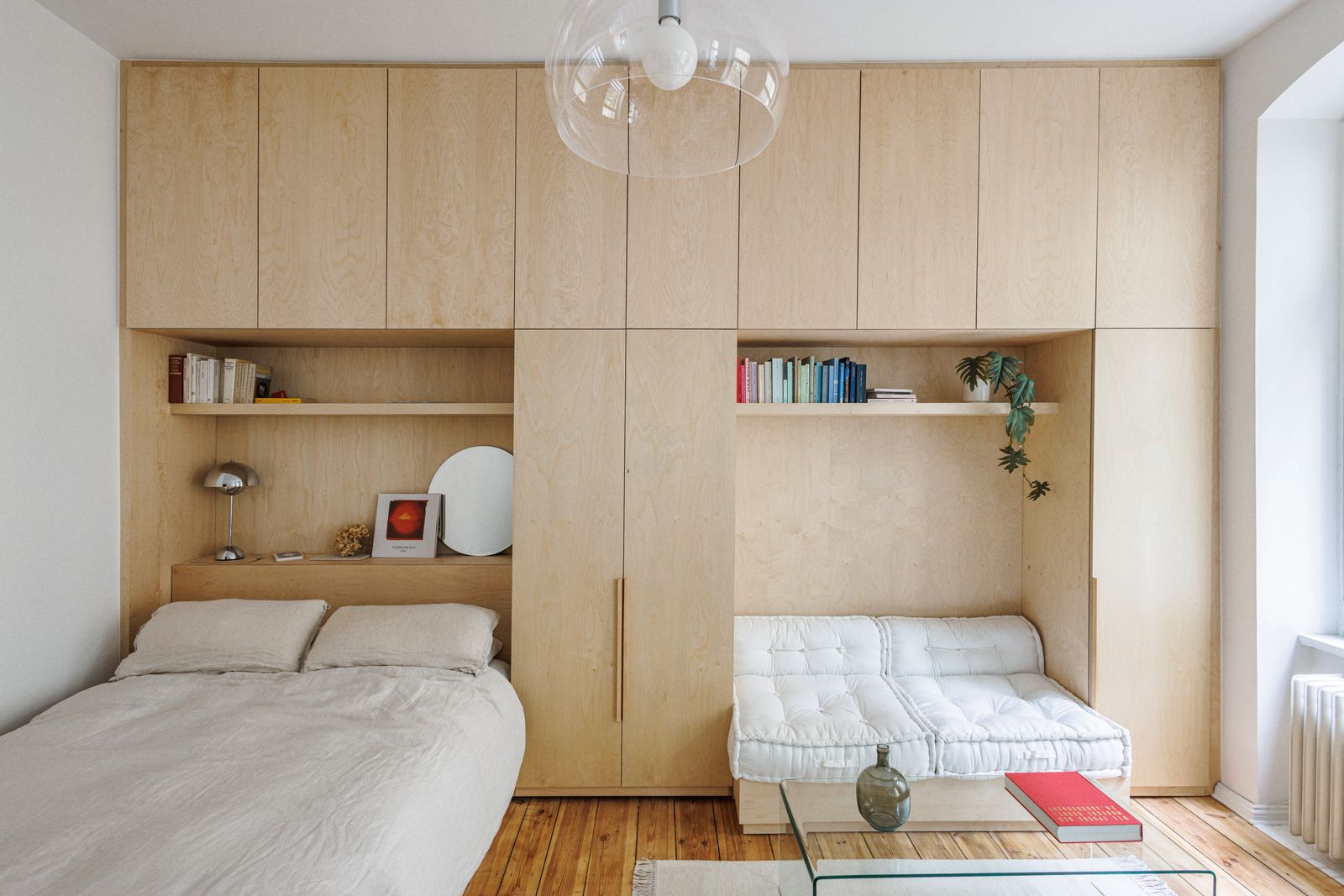 Recmara pequeña con detalles de madera