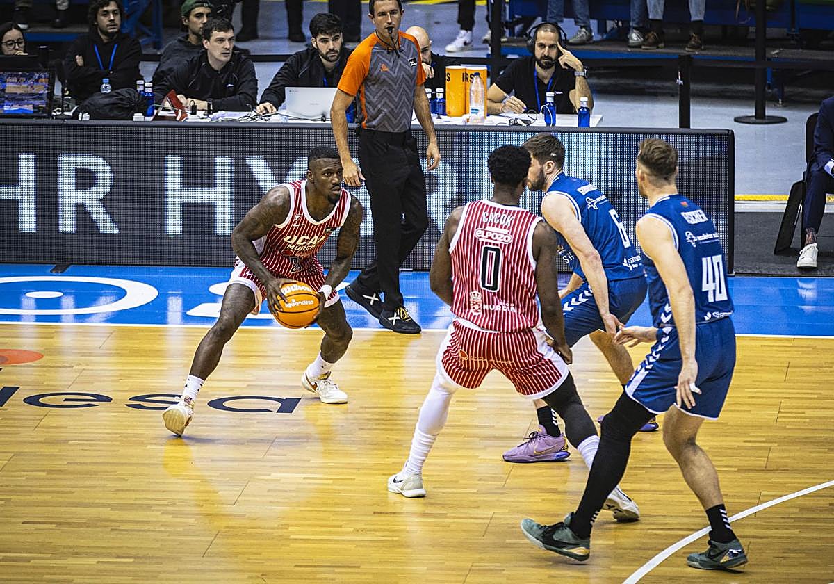 El UCAM sigue sin freno y pasa por encima del Burgos en una nueva oda al baloncesto