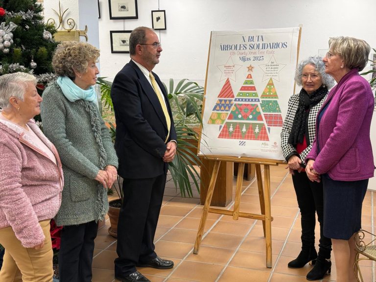 Mijas celebra el 10º aniversario de la Ruta de los Árboles Solidarios con 25 creaciones navideñas repartidas por el casco histórico – Ayuntamiento de Mijas