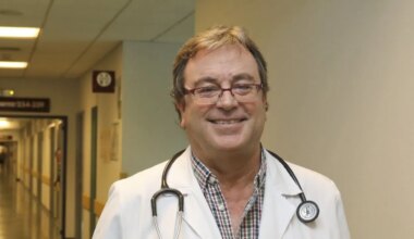 Antonio Antela, médico internista: «De vez en cuando, no vendría mal que todos nos hiciéramos una prueba de VIH» - La Voz de Galicia