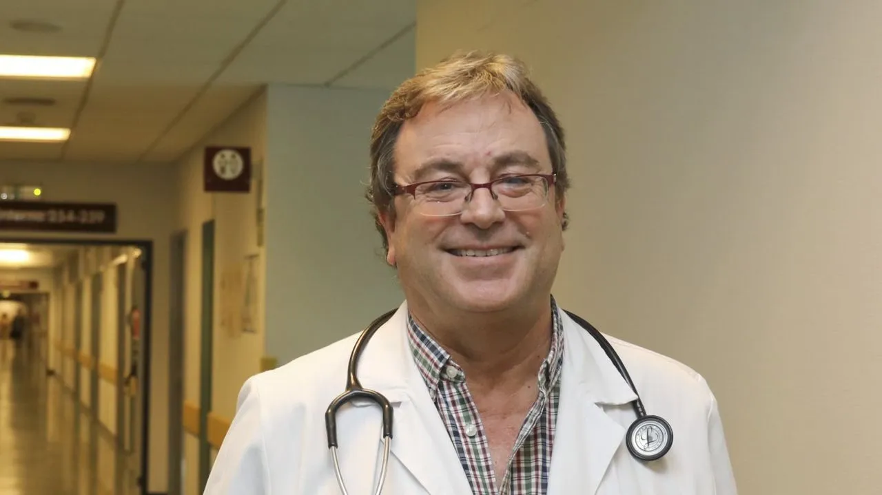Antonio Antela, médico internista: «De vez en cuando, no vendría mal que todos nos hiciéramos una prueba de VIH» - La Voz de Galicia