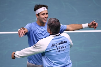 Tomás Etcheverry abraza al capitán