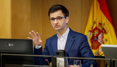 El presidente de RTVE responde a la carta del director de Eurovision tras la retirada de cinco países: "Le reconozco un gran cuajo" | Cine y TV