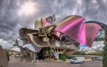 En 2006 se inauguró este edificio en el pueblo vasco de Elciego. La idea de la empresa vinícola Marques de Riscal era la creación de una 'Ciudad del Vino' para atraer turistas a la región y el mayor atractivo sería este edificio del estilo del Guggenheim pero con tonos rosados que recuerdan el color del vino.