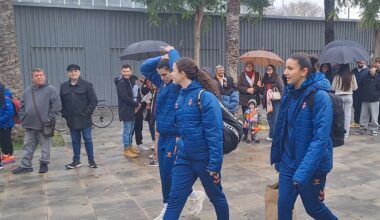 Las jugadoras de Rubén Burgos fueron ovacionadas mientras el público esperaba para entrar en L'Alqueria