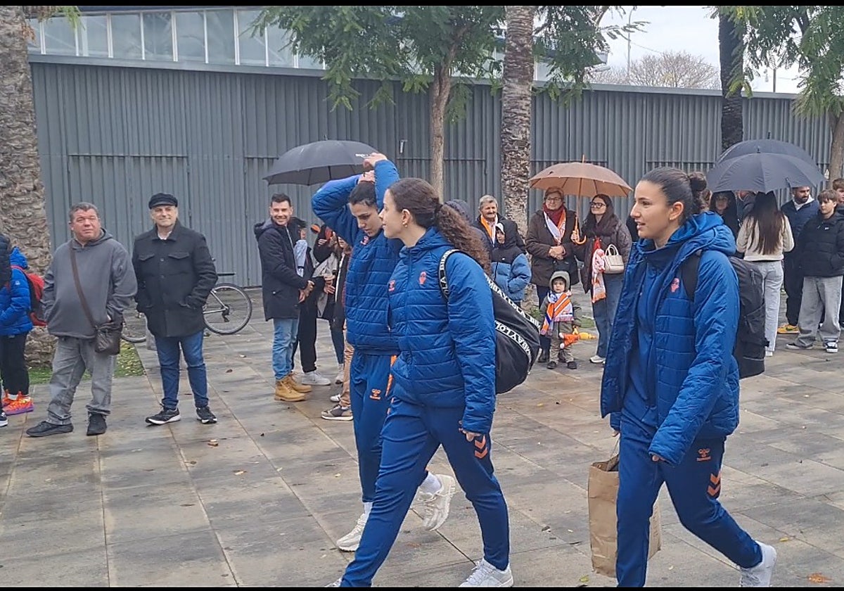 Las jugadoras de Rubén Burgos fueron ovacionadas mientras el público esperaba para entrar en L'Alqueria