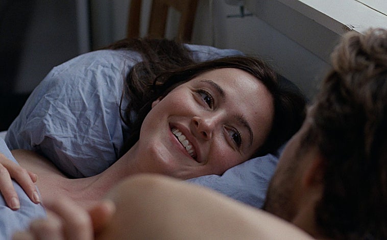 Imagen principal - Arriba, Renate Reinsve en una escena de la película de Trier. Abajo, la actriz Inga Ibsdotter Lilleaas junto a Elle Fanning. En la última fotografía, el gran Stellan Skarsgård