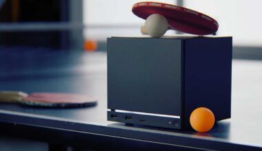 Módulo de memoria SOCAMM de Micron mostrando su diseño compacto y conector para placas base de servidores de IA.