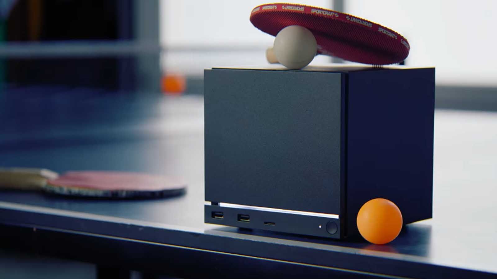 Módulo de memoria SOCAMM de Micron mostrando su diseño compacto y conector para placas base de servidores de IA.