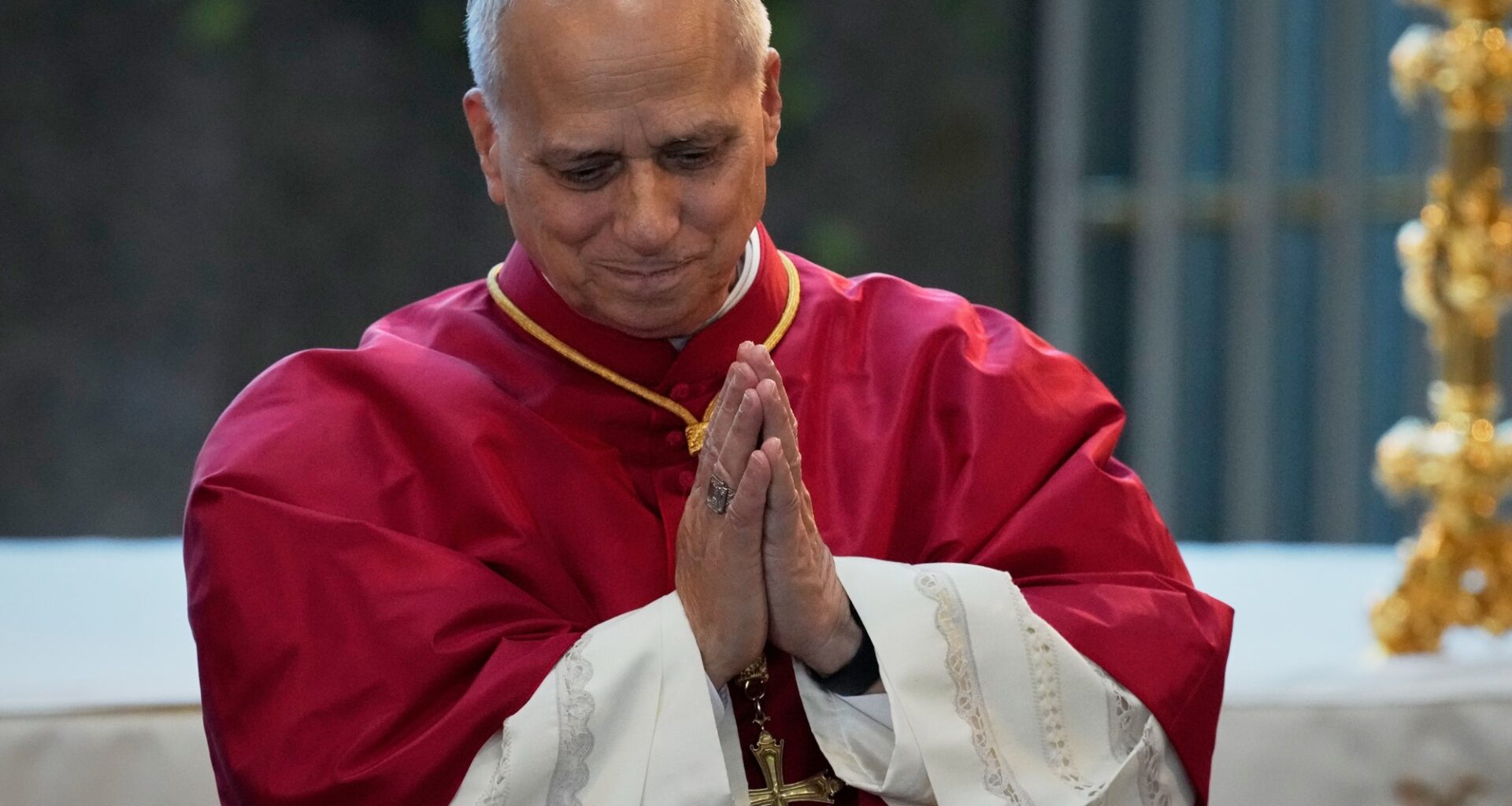 rezo en la tumba de un famoso santo, lluvia de arroz y la ovación de miles de personas