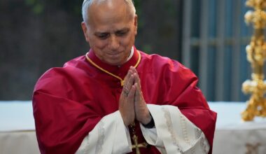 rezo en la tumba de un famoso santo, lluvia de arroz y la ovación de miles de personas
