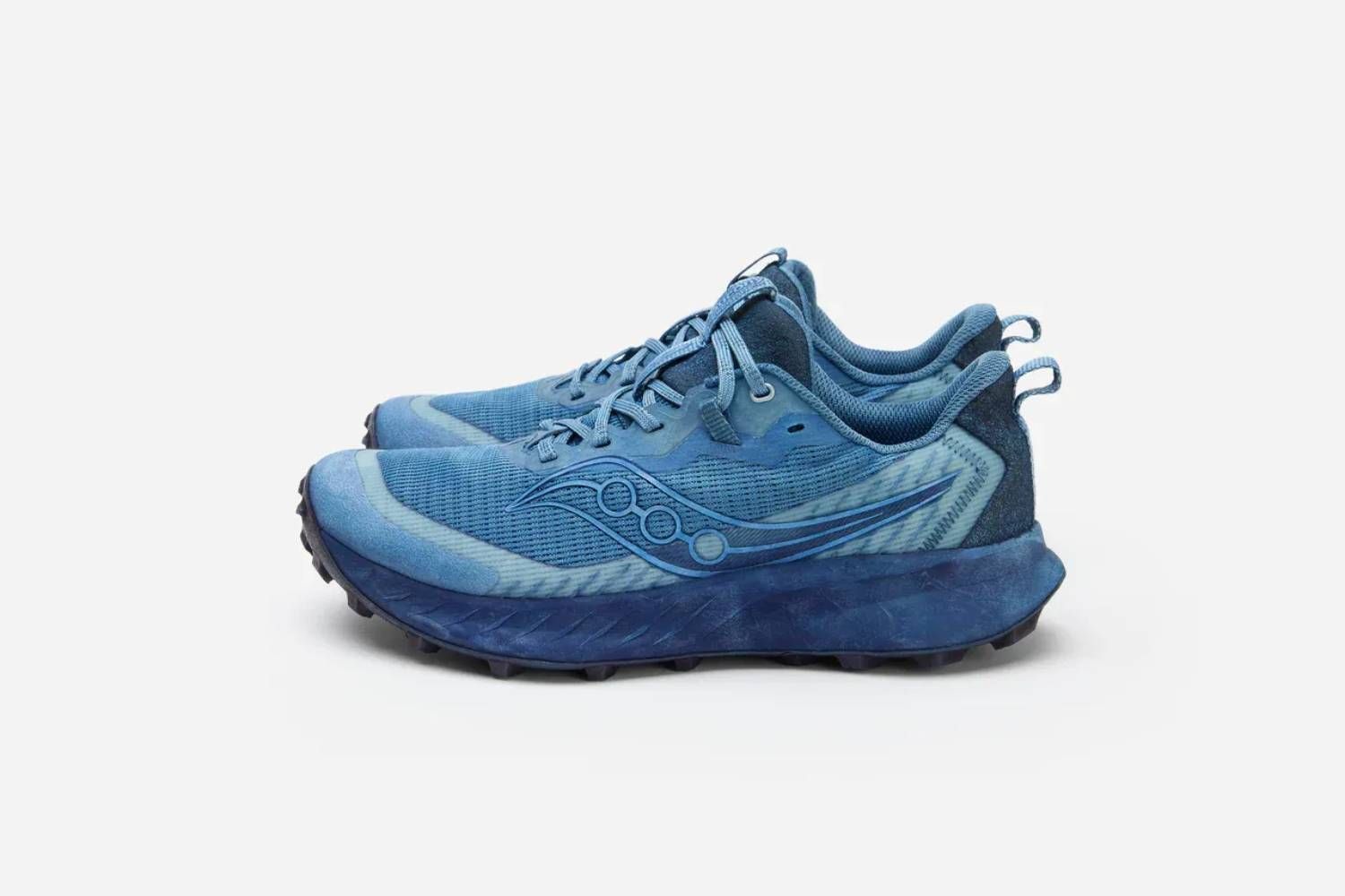 Vista lateral de los tenis 3sixteen x Saucony Peregrine 15 sobre fondo blanco.