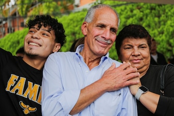 Nasry Asfura posa para una