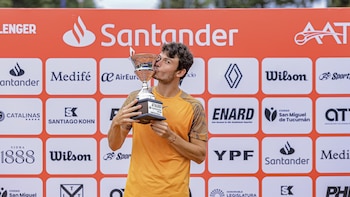 Alex Barrena besa el trofeo