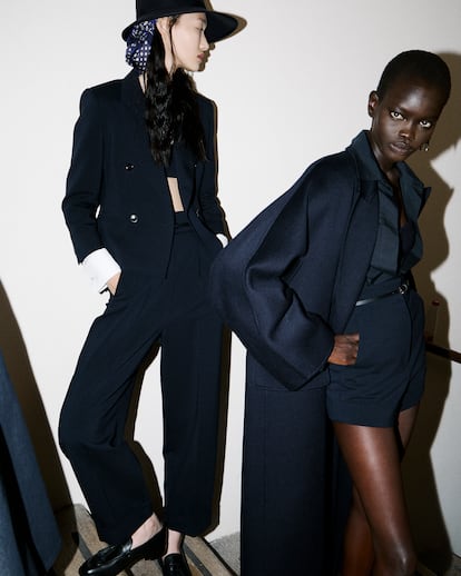Modelos en el ‘backstage’ del desfile, con traje de lana y sombrero y con abrigo de cachemir, camisa masculina y pantalones cortos.