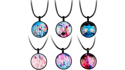 Regalos guerreras kpop sobre fondo blanco.